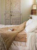 Pourquoi opter pour le couvre-lit beige dans sa chambre ?