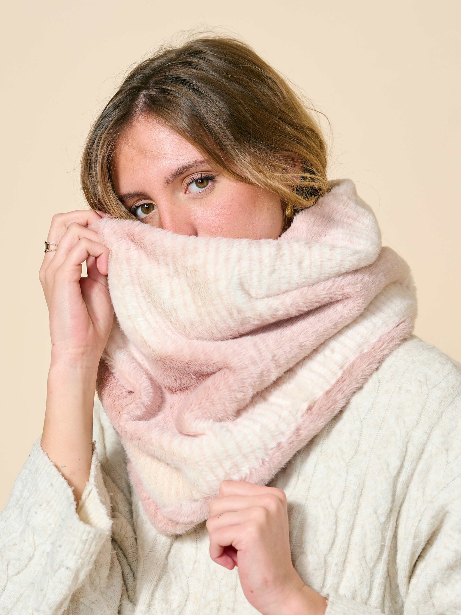 قلادة من الفرو الوردي الصناعي thumbnail 4