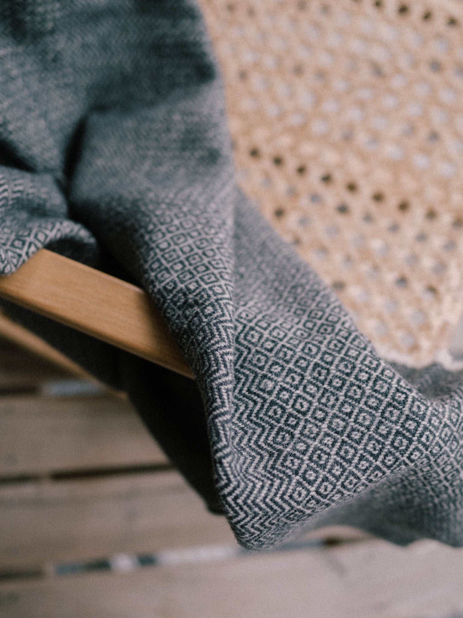 Plaid Laine Faux Unis Noir de Velay thumbnail 2