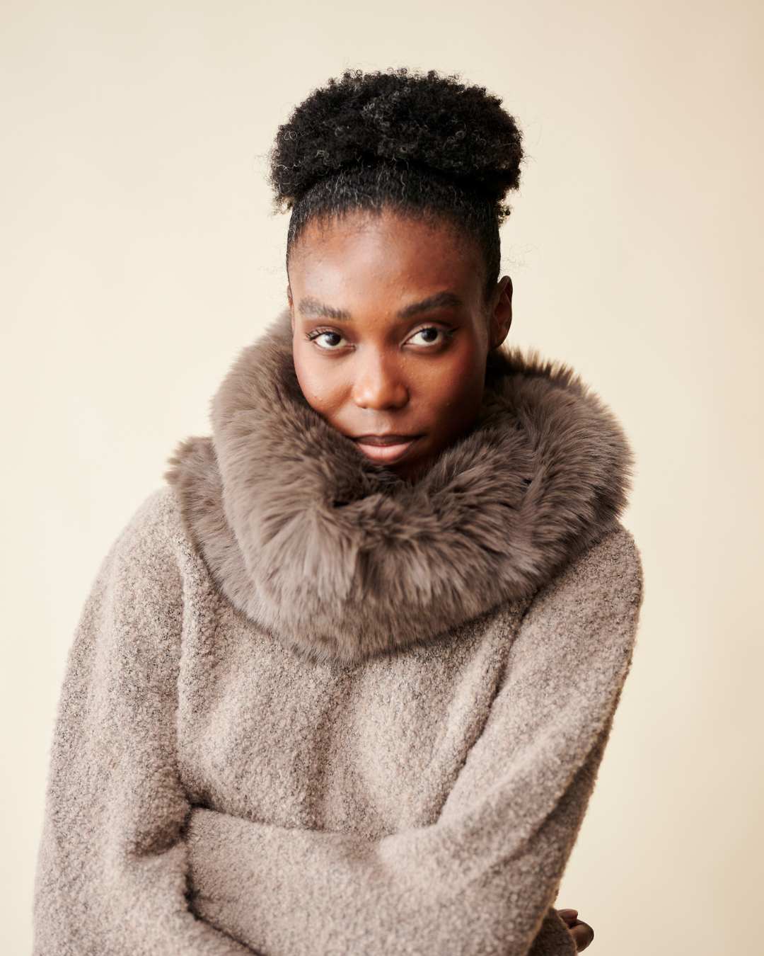 قلادة فرو صناعي - رمادي داكن thumbnail 1