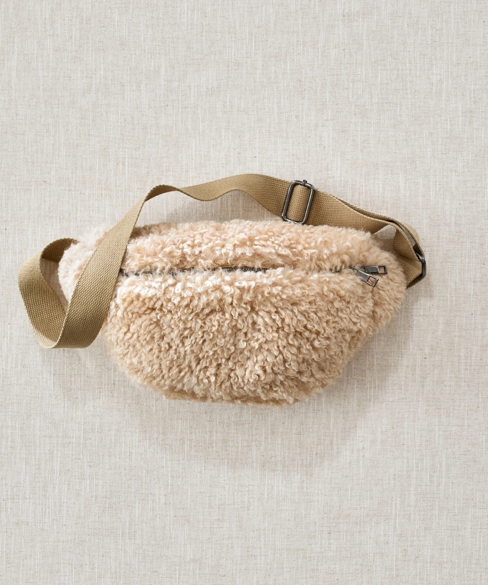 Banane teddy waro posé à plat sur un fond beige