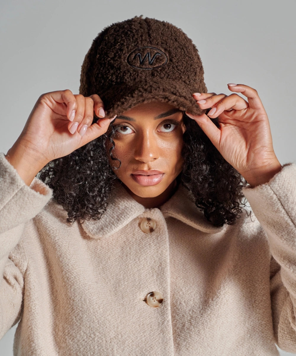 Casquette teddy marron waro porté par une femme