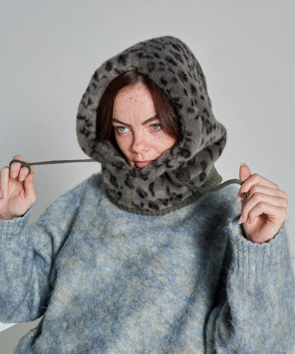 Femme portant la cagoule léopard grise fourrure waro