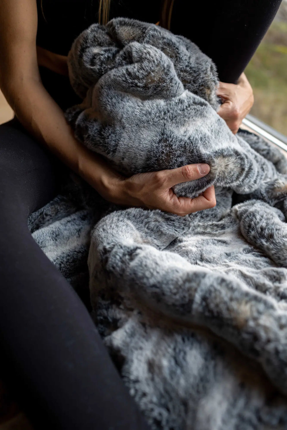 Plaid fausse fourrure Frisson sombre gris WARO détail texture douce