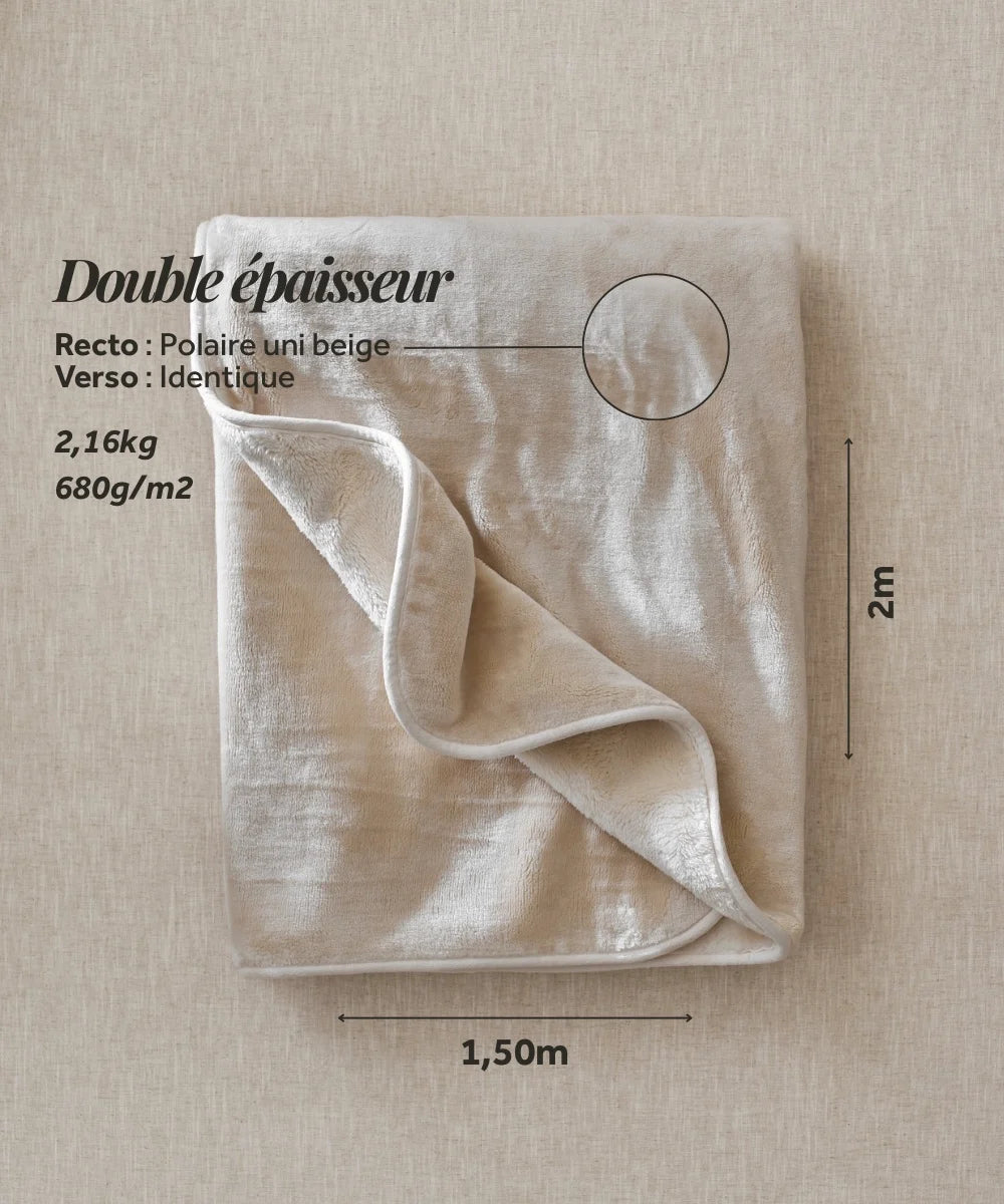 Plaid polaire waro beige posé à plat sur un fond beige