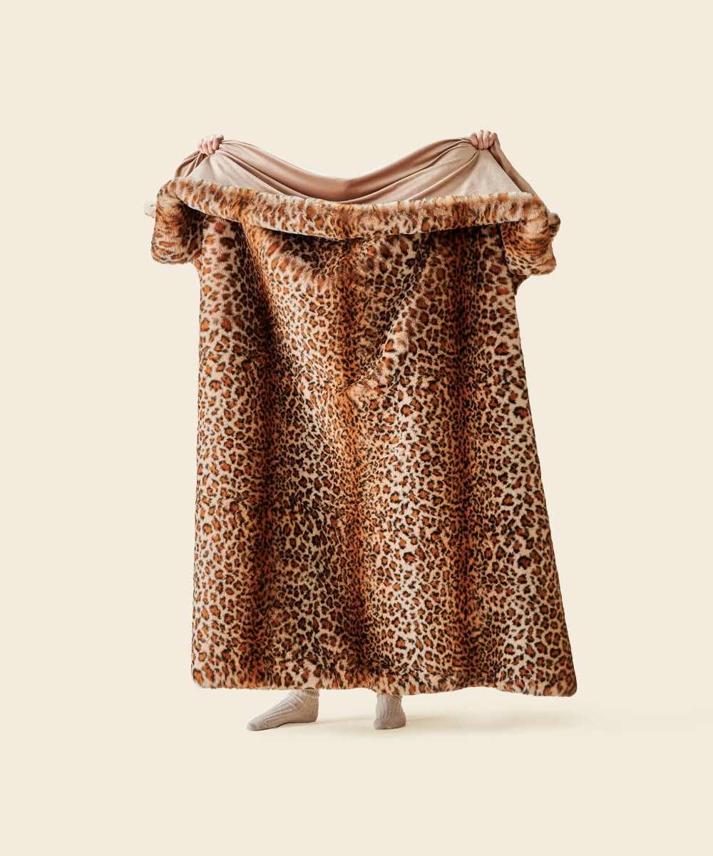 Plaid fausse fourrure motif léopard waro tendu par une personne