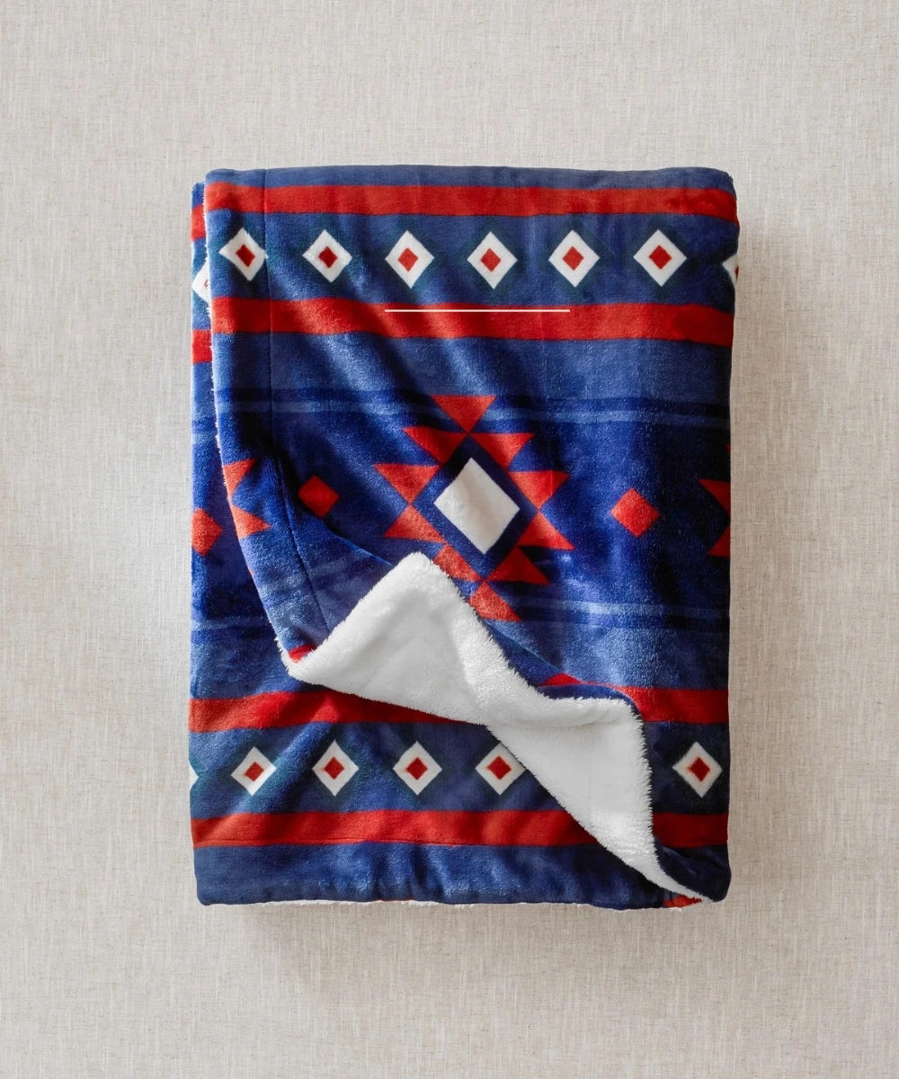 Navajo-Waro-Blaudecke flach auf beigem Hintergrund ausgelegt