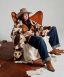 Plaid polaire waro marron posé sur canapé beige