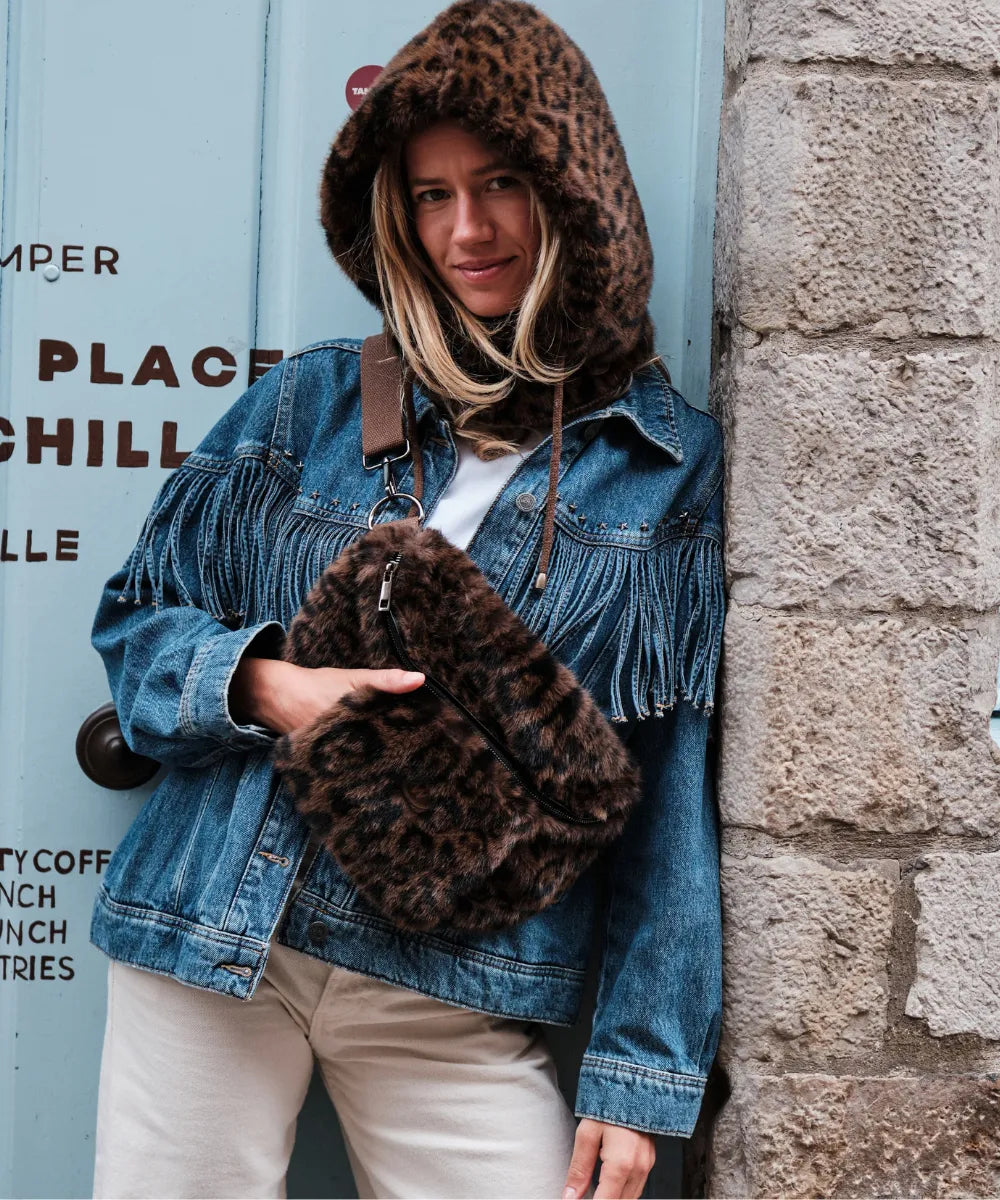 Banane fourrure leopard marron porté par une femme