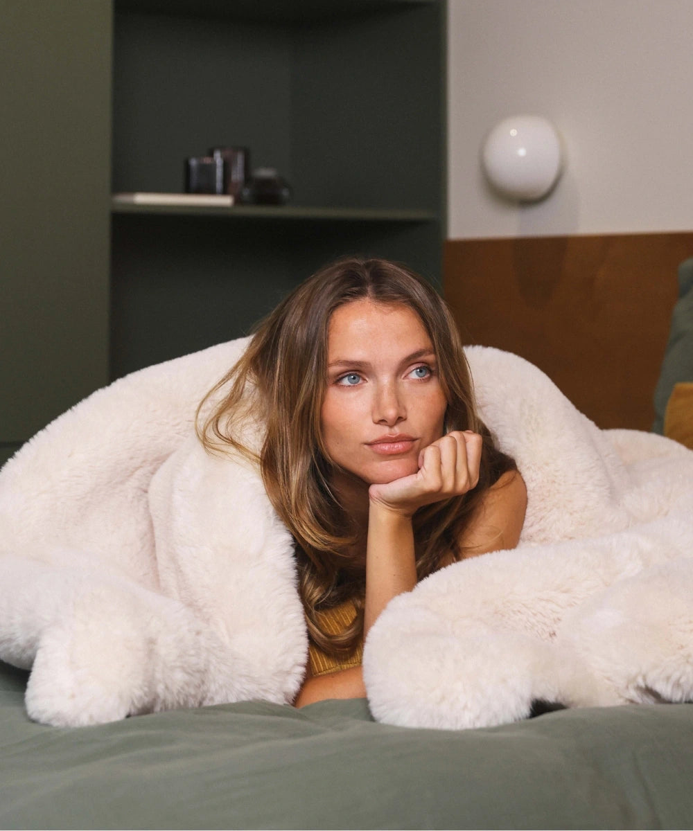 Plaid fausse fourrure beige waro autours d’une femme