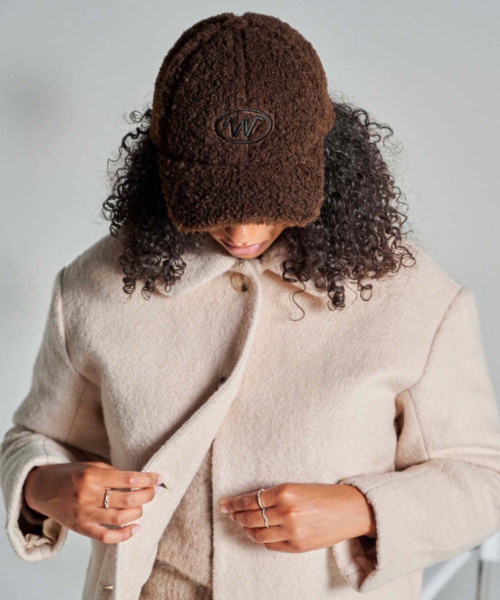 Casquette teddy marron waro porté par une femme
