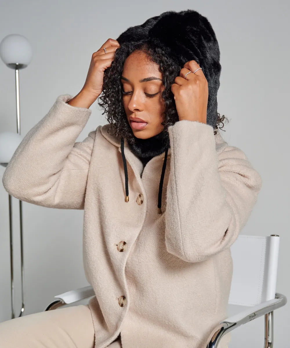 Femme en tenue d’hiver avec une cagoule fourrure noire waro