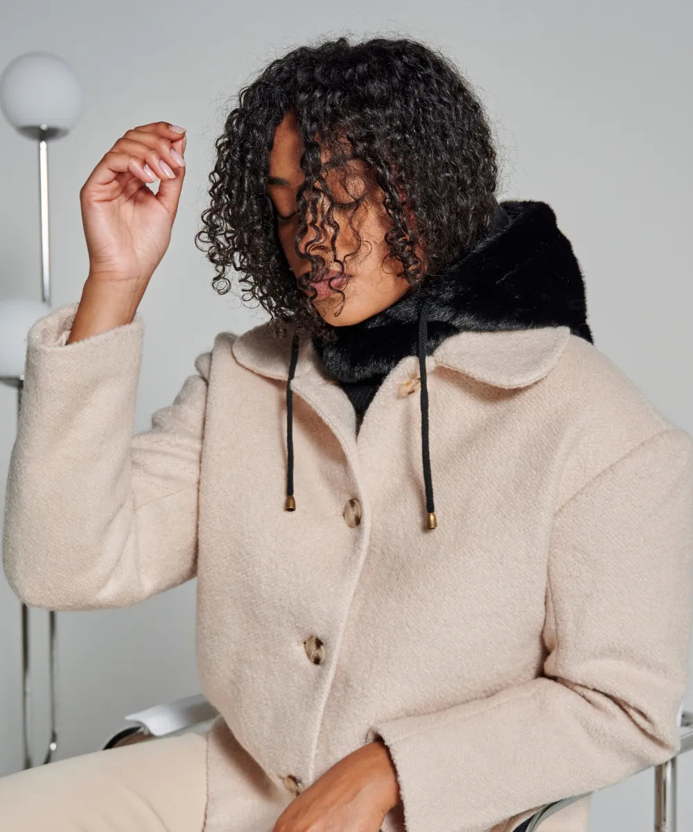 Femme portant une cagoule noire fourrure noir waro