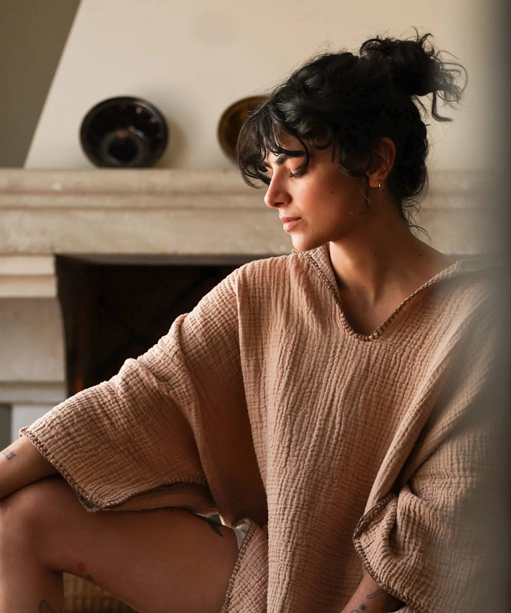 Poncho in WARO coffee cotton gauze, fully unfurled, highlighting the loose fit and lightness of the fabric.