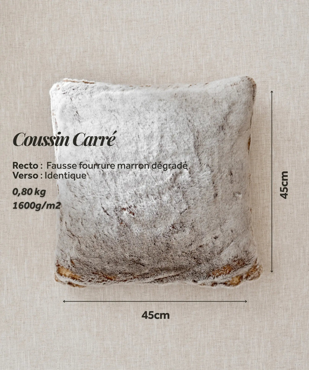 Coussin fausse fourrure Frisson Naturel waro posé à plat sur un fond beige