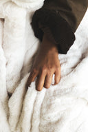 Quel grammage pour un plaid chaud ? Le guide complet