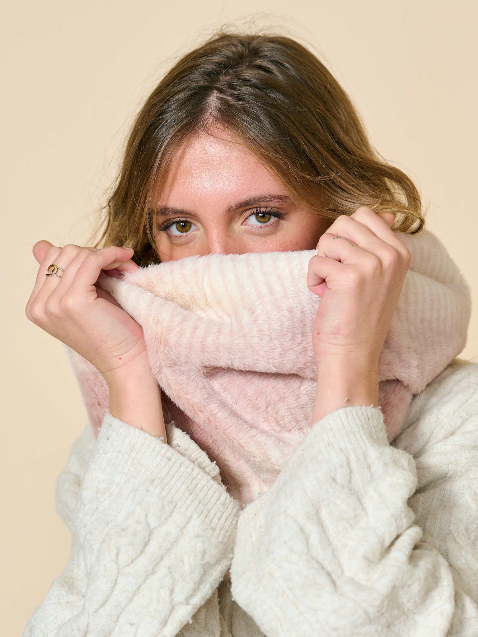 قلادة من الفرو الوردي الصناعي thumbnail 3