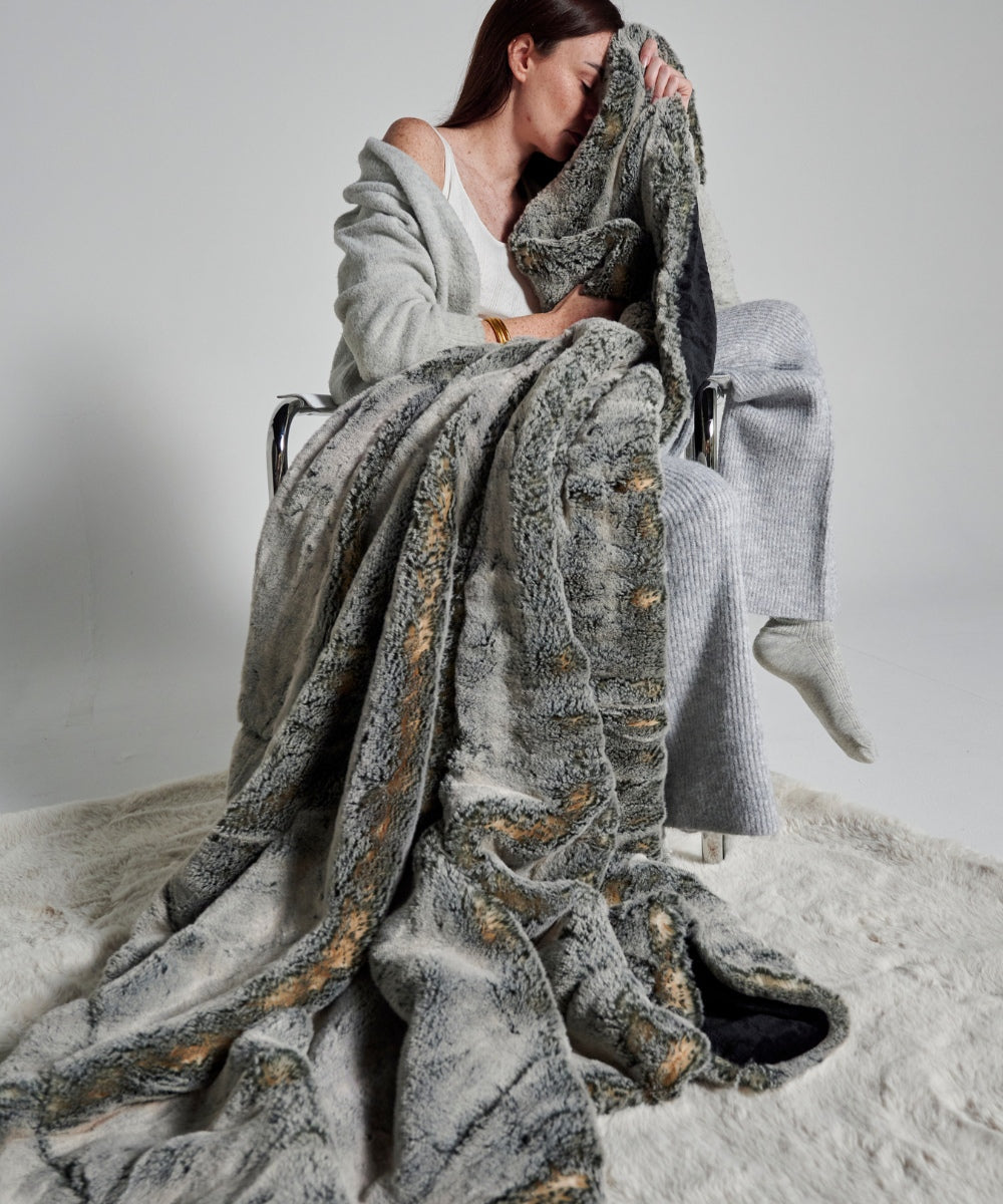 Plaid Fausse fourrure Frisson Sombre gris thumbnail 4