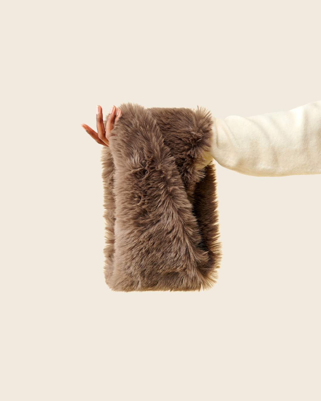 قلادة فرو صناعي - رمادي داكن thumbnail 3