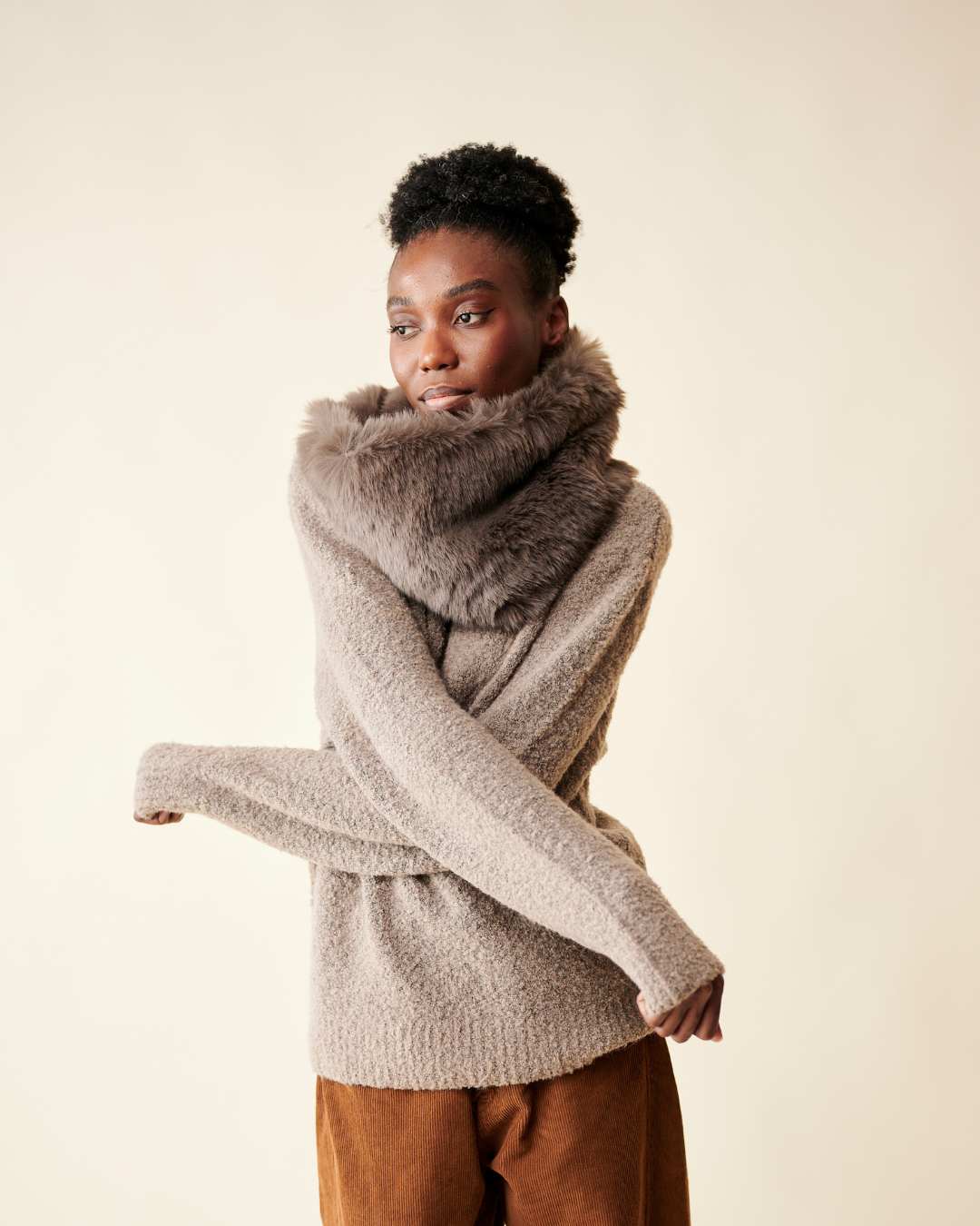 قلادة فرو صناعي - رمادي داكن thumbnail 4