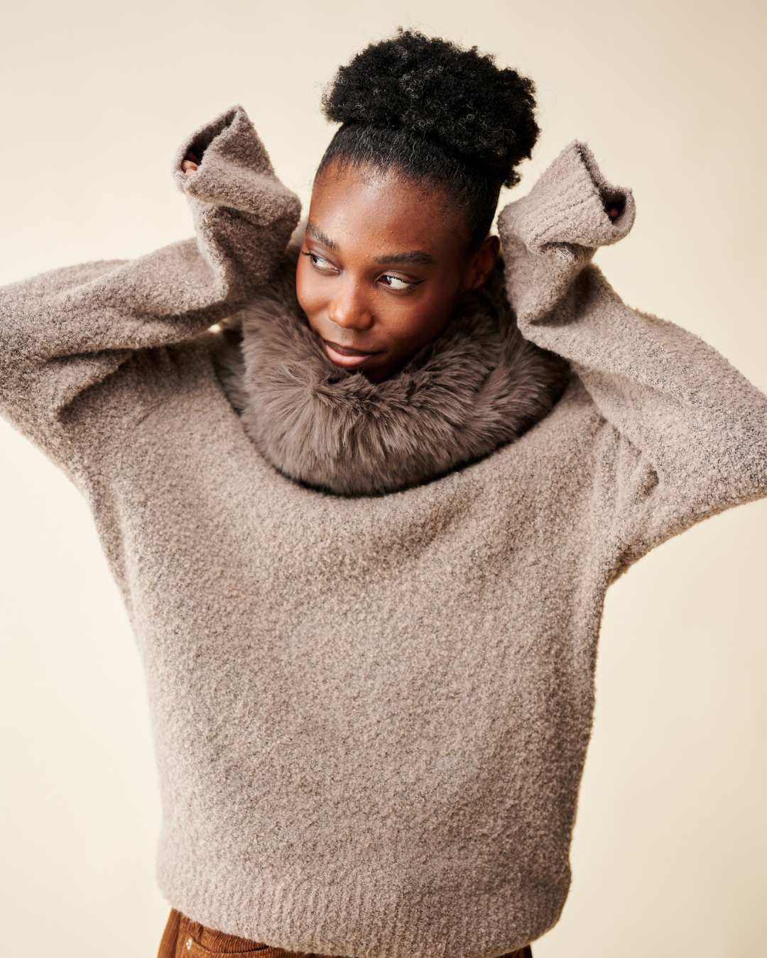 قلادة فرو صناعي - رمادي داكن thumbnail 5