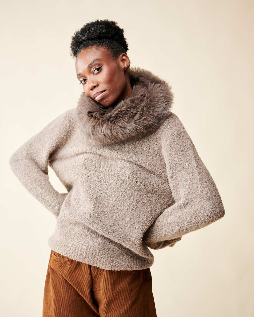 قلادة فرو صناعي - رمادي داكن thumbnail 6