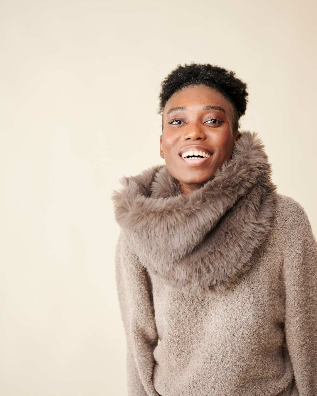 قلادة فرو صناعي - رمادي داكن thumbnail 2