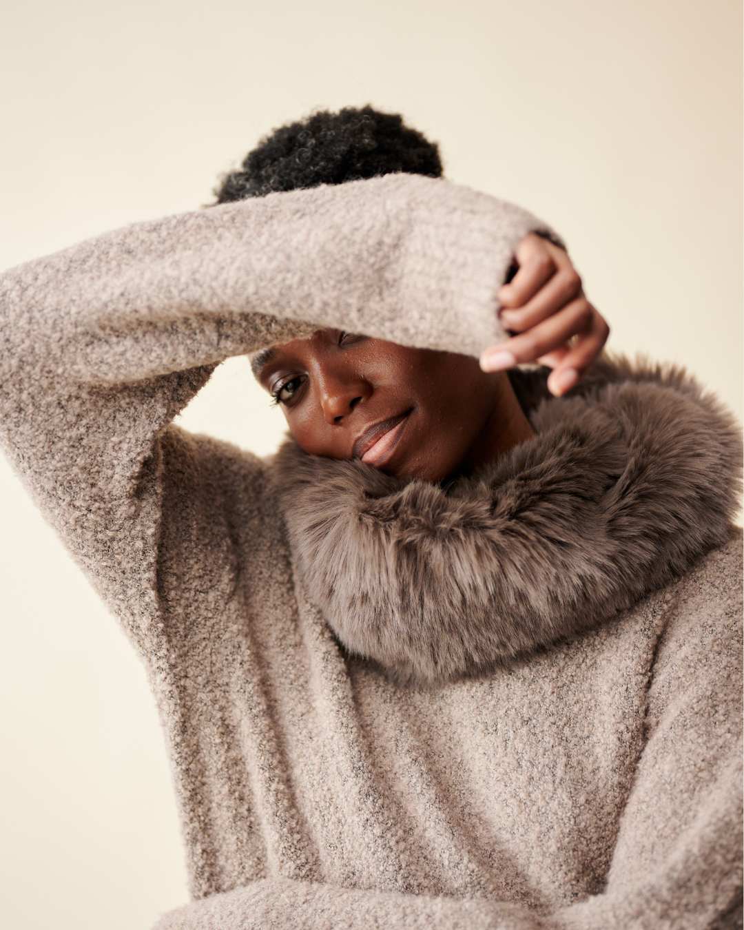 قلادة فرو صناعي - رمادي داكن thumbnail 7