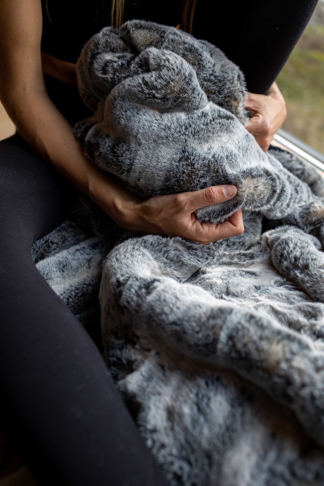 Plaid Fausse fourrure Frisson Sombre gris thumbnail 5