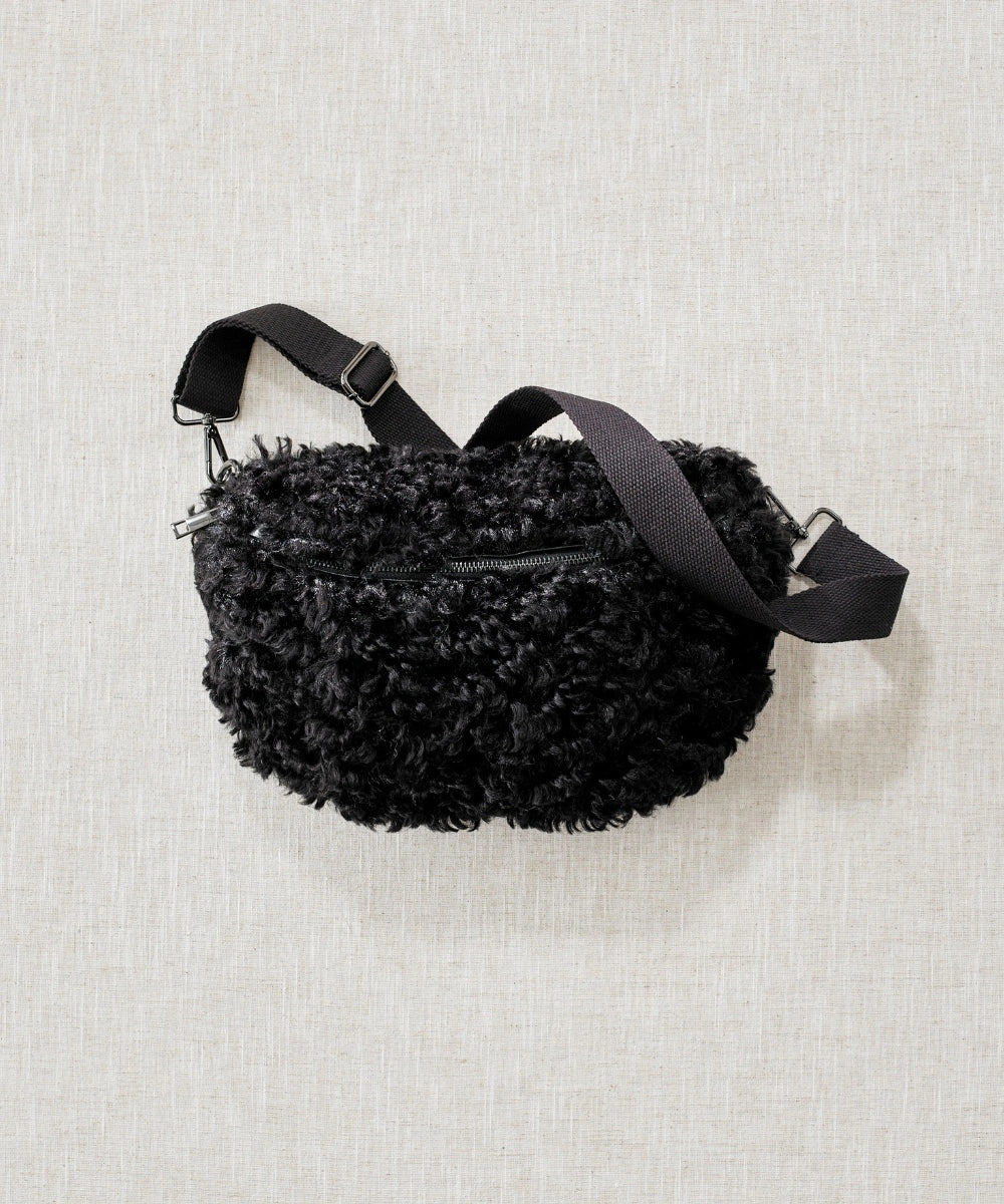 Banane teddy noir posé à plat sur fond beige 