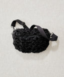 Banane teddy noir posé à plat sur fond beige 