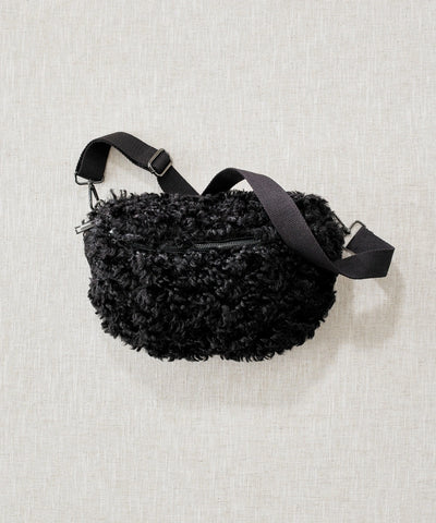 Banane teddy noir posé à plat sur fond beige 
