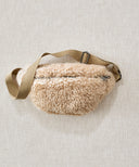 Banane teddy waro posé à plat sur un fond beige