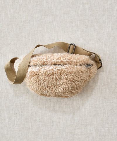 Banane teddy waro posé à plat sur un fond beige