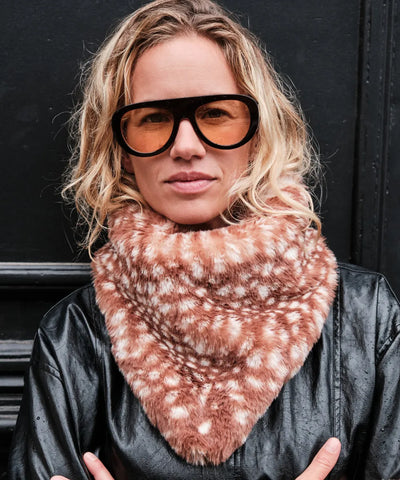 Bandana fourrure bambi porte par une femme