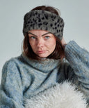 Femme portant un bandeau en fausse fourrure léopard gris waro 
