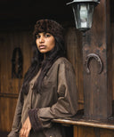 Le bandeau en fourrure léopard  waro apporte une touche tendance et audacieuse à vos looks d’hiver.