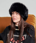 Bandeau fourrure noir waro porté par une femme 