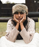 Femme qui porte un bandeau fourrure marron waro en plein air 