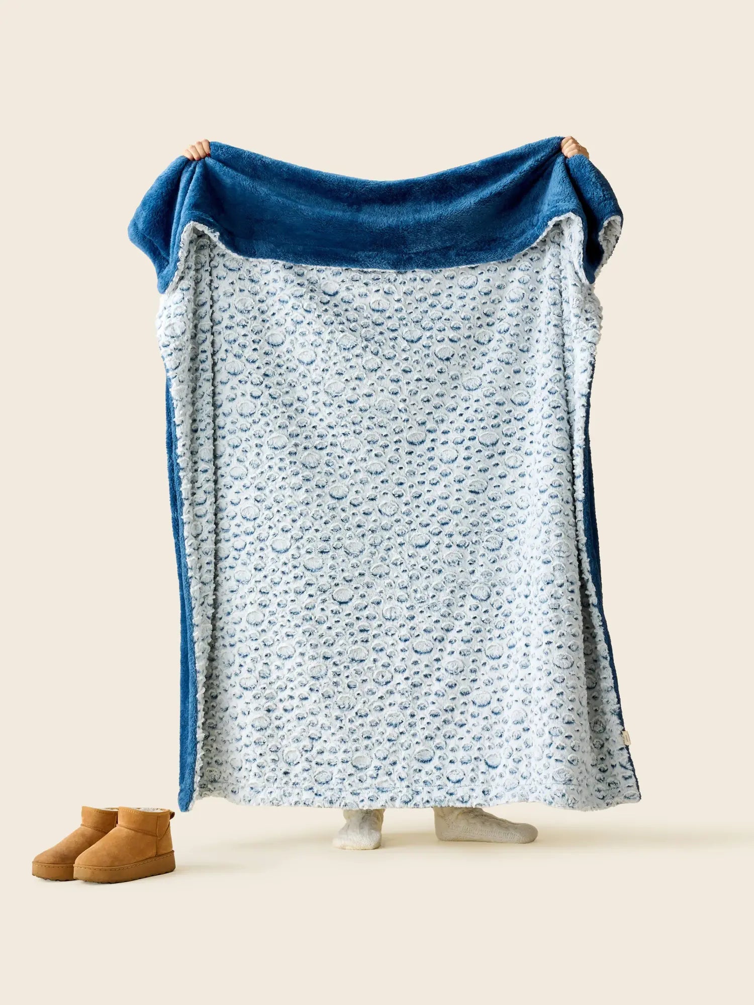 Rain Dots blue fleece blanket