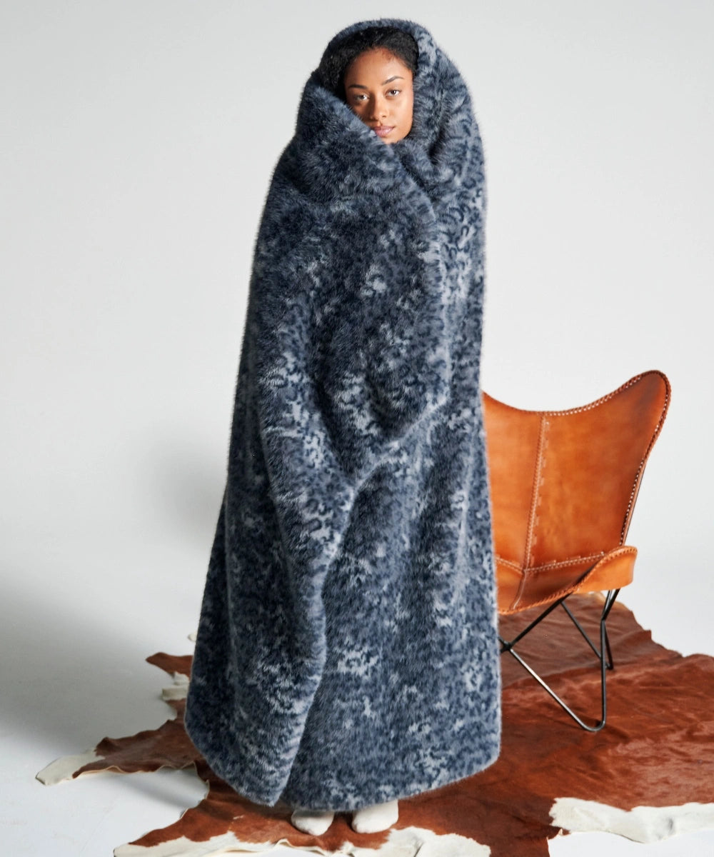 Plaid fausse fourrure nuit fauve waro enroulé autours d’une femme