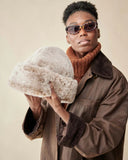 Bonnet fausse fourrure marron WARO porté – look hiver.