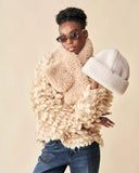 Bonnet en laine blanc WARO porté, gros plan sur la texture effet laine, style cocooning.