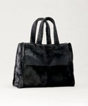 Sac cabas fausse fourrure waro posé sur un fond beige 