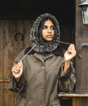 Mannequin portant une cagoule léopard grise  waro couvrant la tête et le cou, posant devant un mur en bois.