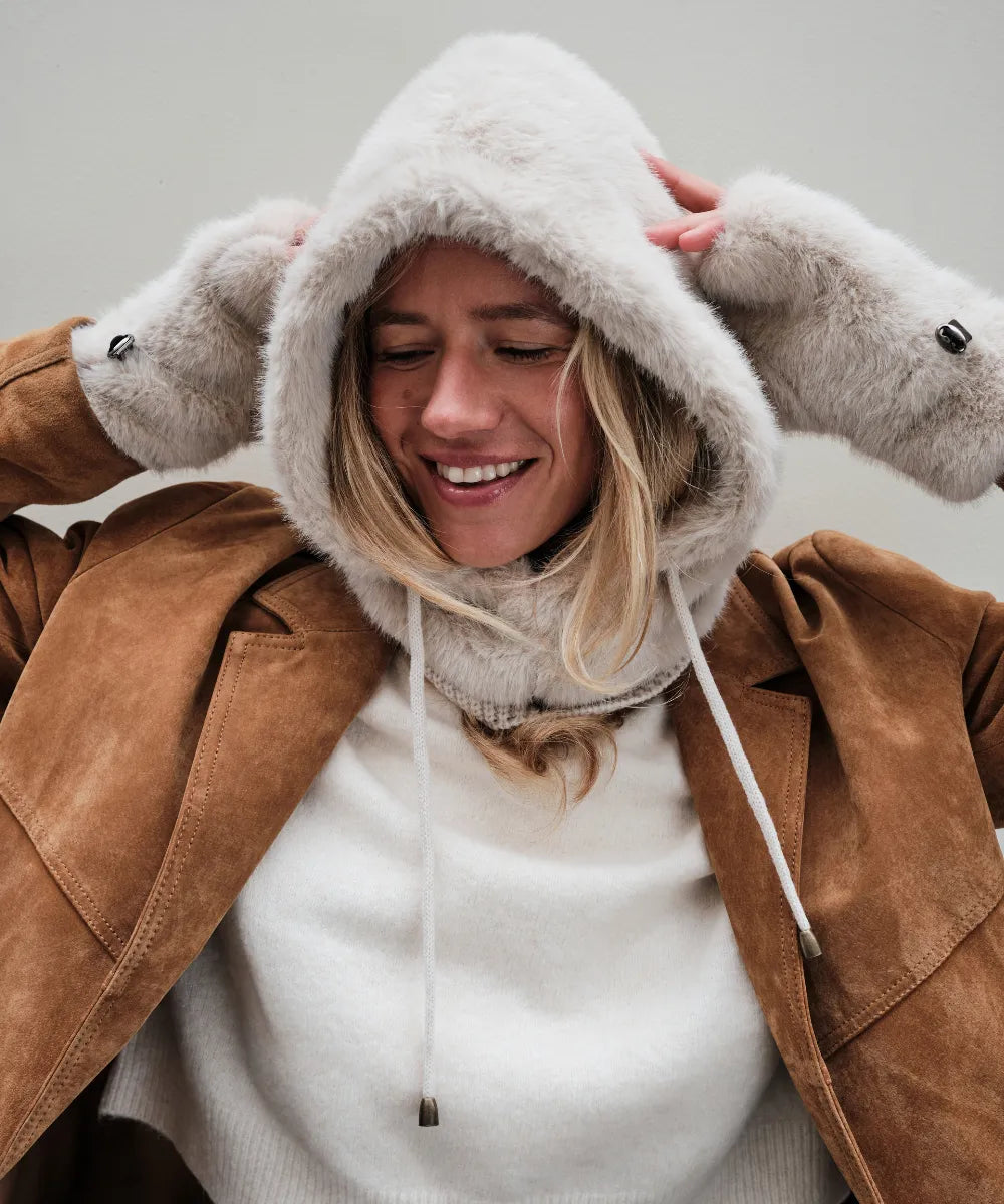 Cagoule fourrure ivoire waro porté par une femme 