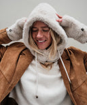 Cagoule fourrure ivoire waro porté par une femme 