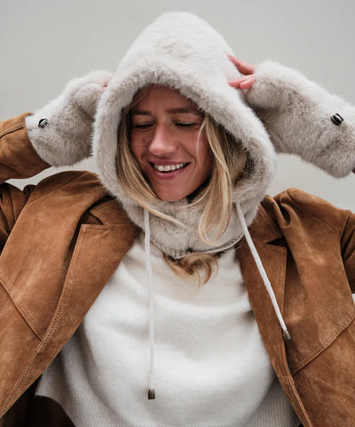 Cagoule fourrure ivoire waro porté par une femme 