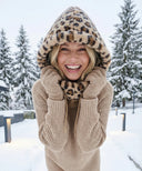Cagoule leopard fourrure waro porté par une femme sous la neige