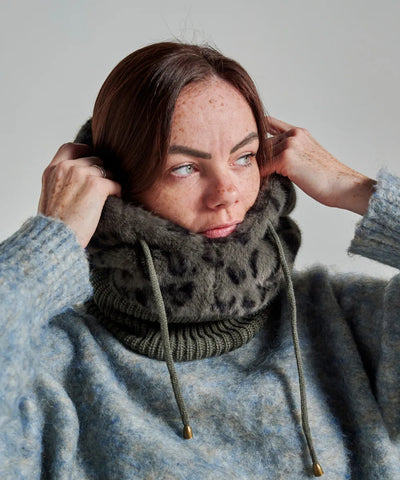 Femme portant une cagoule fourrure leopard grise waro